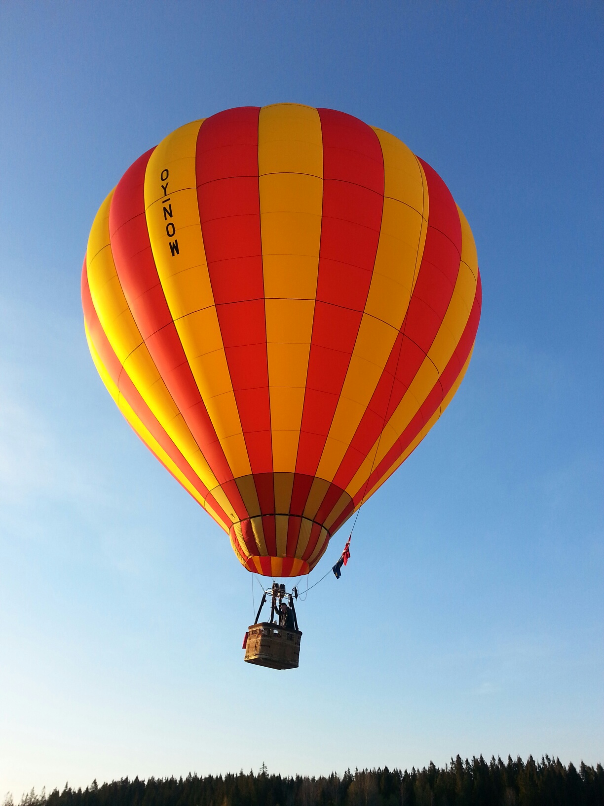 Lau flyver solo